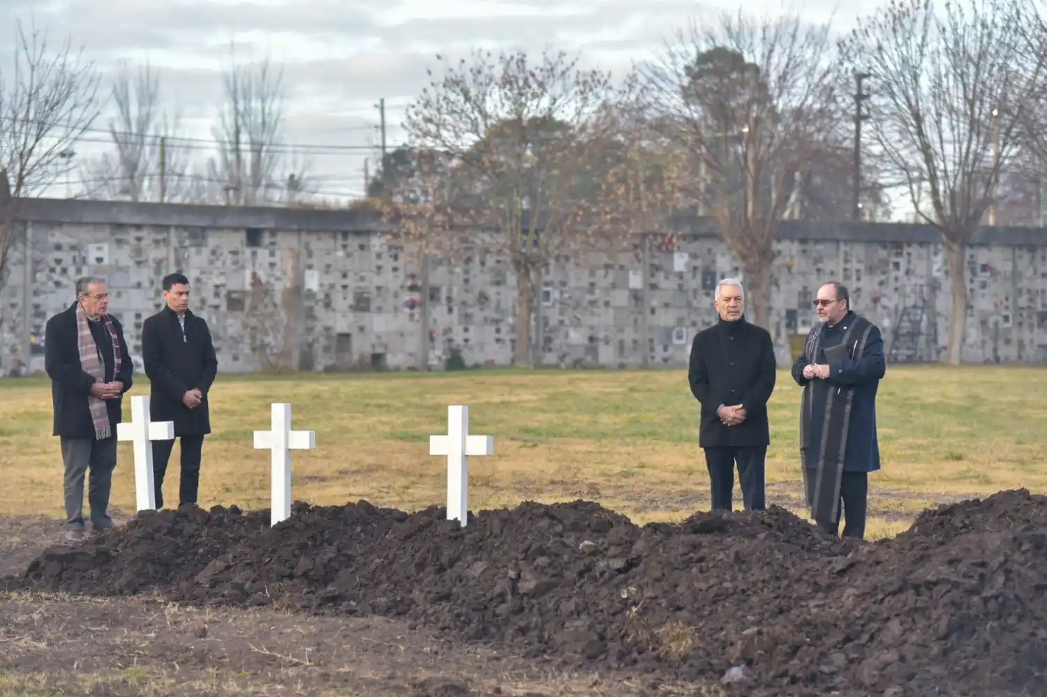 El intendente en la inhumación en el cementerio municipal.