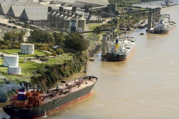 Estiman que el ingreso de buques graneleros a los puertos argentinos será la mitad que en 2022