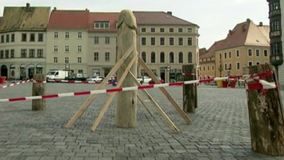 Inauguraron una escultura con forma de pene para "darle ánimo" a la gente