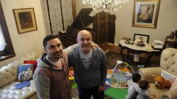 La lucha de una pareja gay por su hijos mellizos 