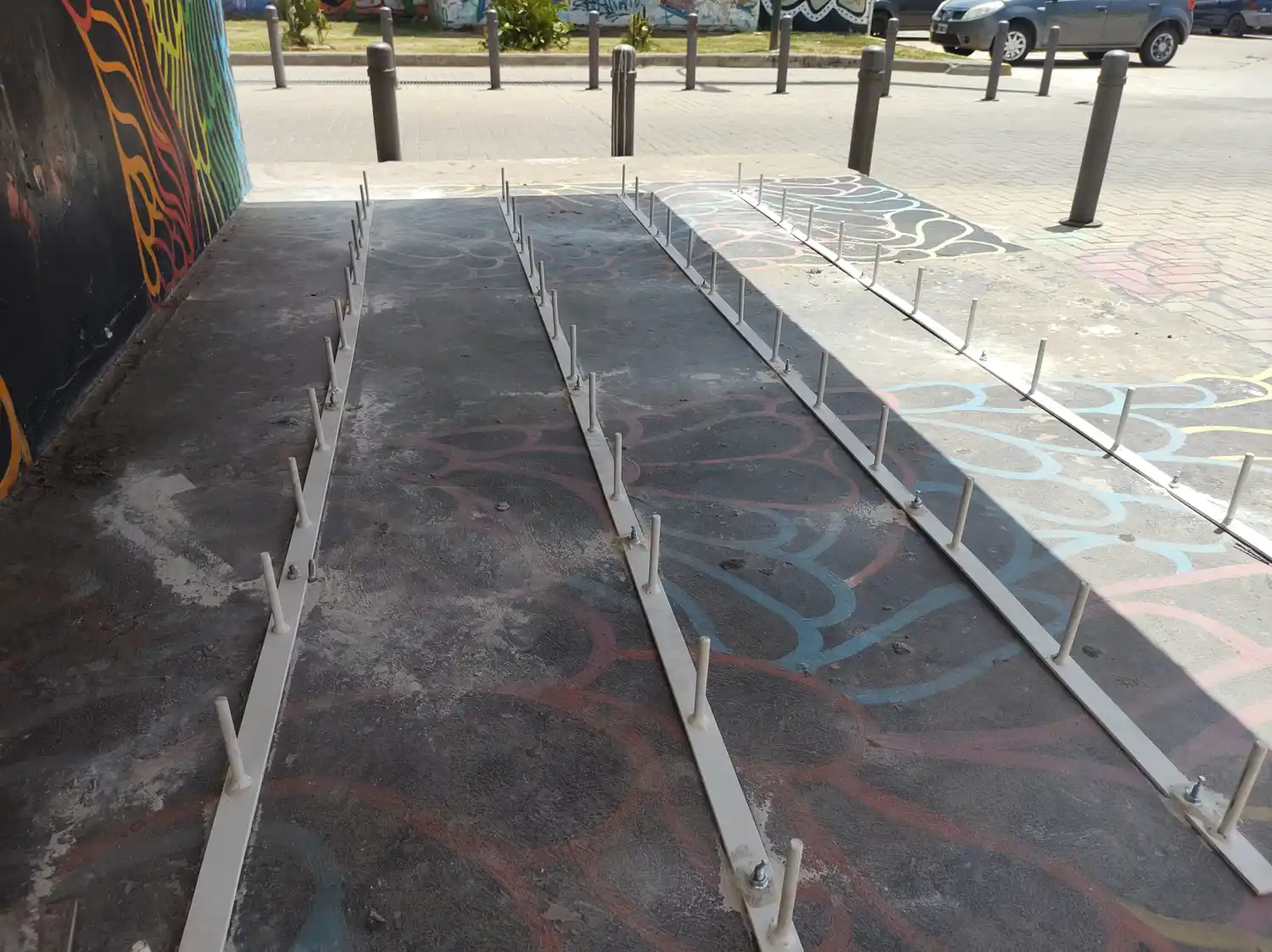 PINCHOS EN EL PASEO DE LAS ARTES CCVM PINCHAS PINCHO ARQUITECTURA HOSTIL CULTURA Y EDUCACION RAFAELA - 2