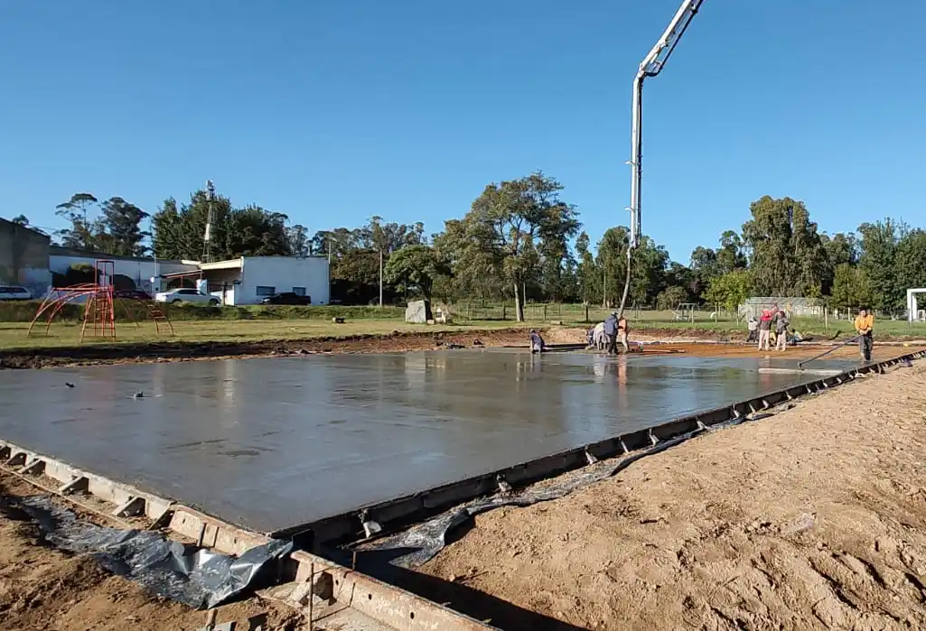 Avances en el playón deportivo de Cerro Leones