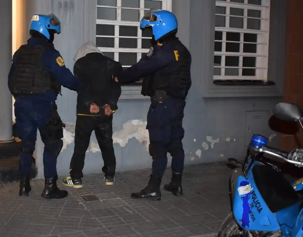 Aprehenden a un ladrón que intentaba forzar una ventana