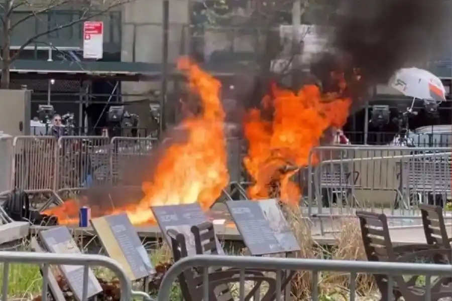 Impactante: un hombre se prendió fuego frente al tribunal de Nueva York donde Trump enfrenta un histórico juicio