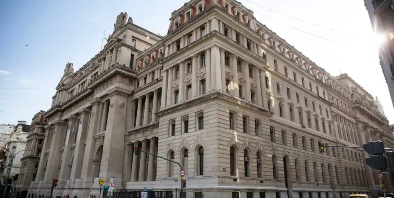 El gobierno que encabeza Maximiliano Pullaro interpuso una demanda ante la Corte Suprema de Justicia de Nación.