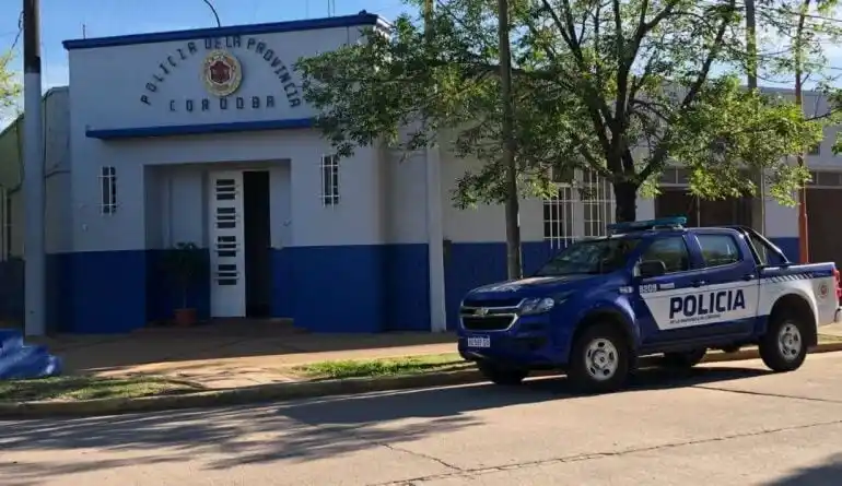 Efectivos policiales intentaron calmar al hombre, pero opuso resistencia.