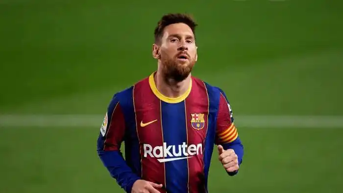 Barcelona, con Lionel Messi, venció sobre la hora a Valladolid y se ubicó a una unidad de la punta