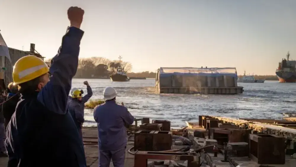 Un grupo de trabajadores en el puerto.