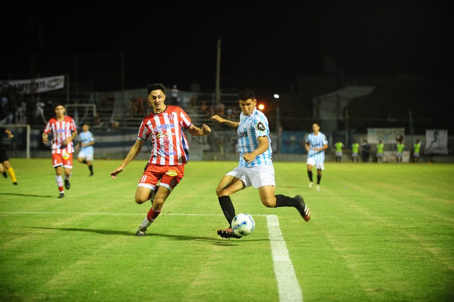 Leandro Larrea fue la figura del partido y llegó a su quinto tanto en siete partidos.