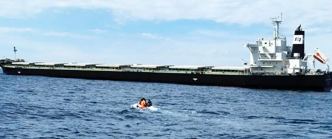 A un mes del choque contra la escollera, el buque averiado sigue fondeado cerca de la costa
