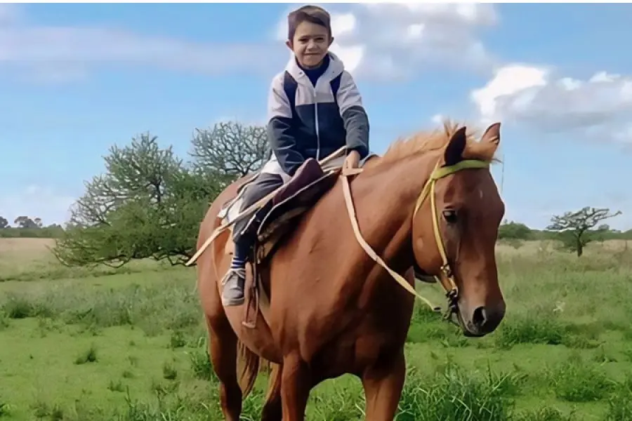 Con siete años y a caballo, le hace frente a los caminos rurales para llegar a la escuela 