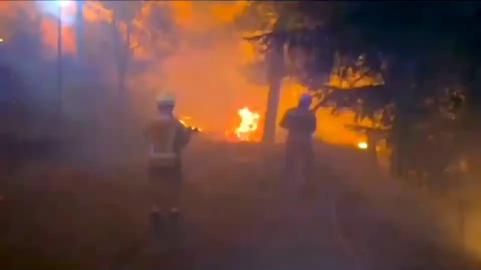 Más de 15.000 hectáreas quemadas y 20.000 evacuados tras la fusión de incendios en Madrid y Ávila.