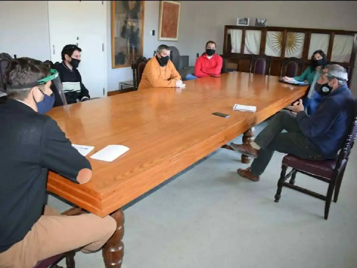 Un intendente creó la tasa "alfajor Jorgito simple" a productores