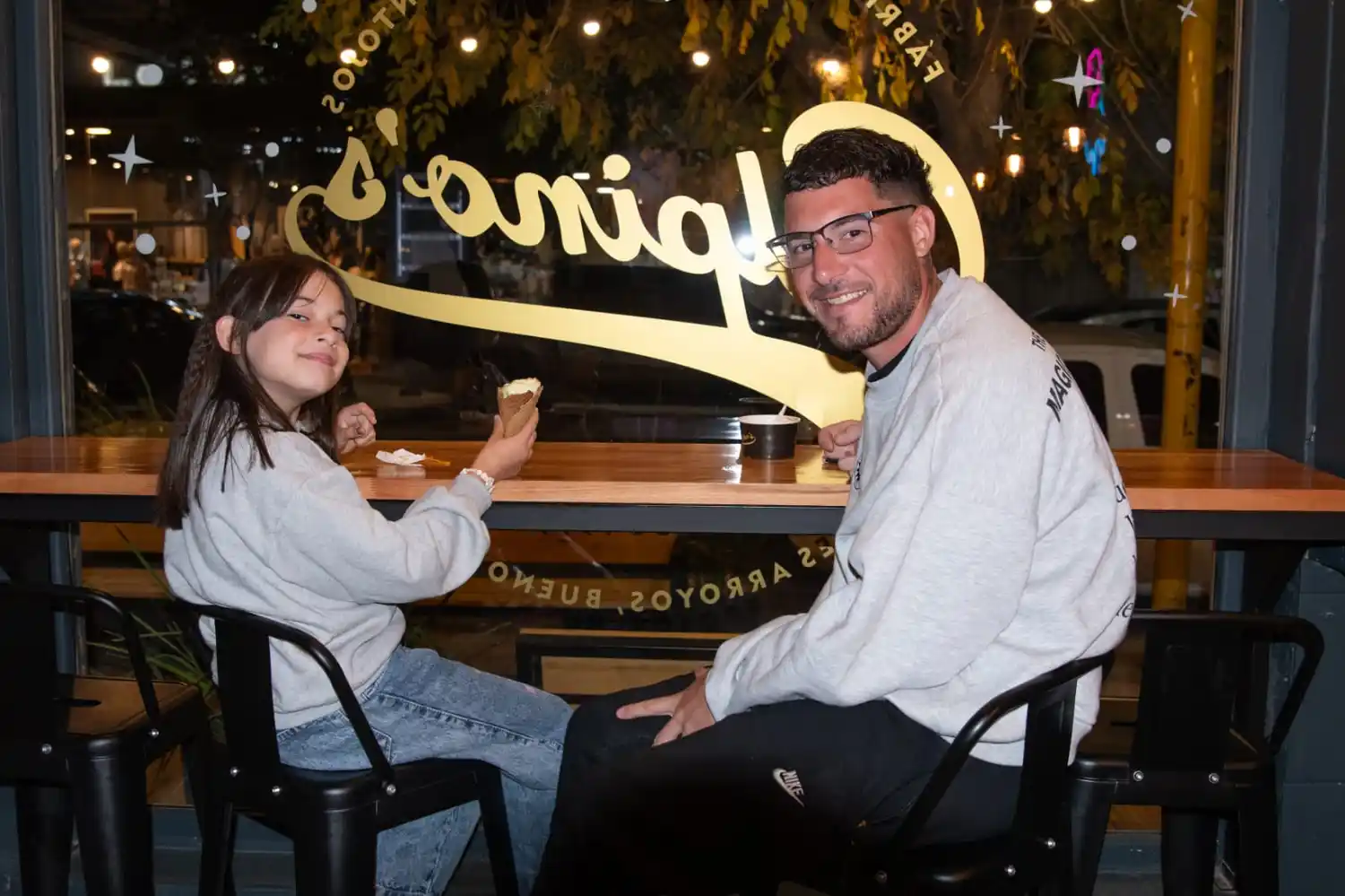 Juan Cruz y Dana, con su papá compartiendo un helado de Alpinos