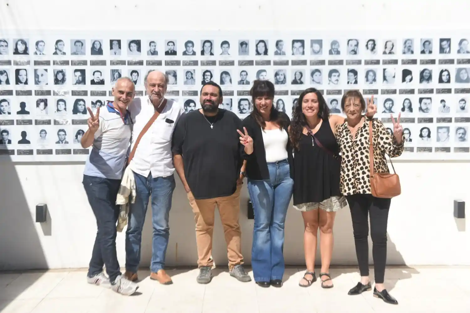 Cintia Mansilla junto a vecinos de Tolosa en la Plazoleta.