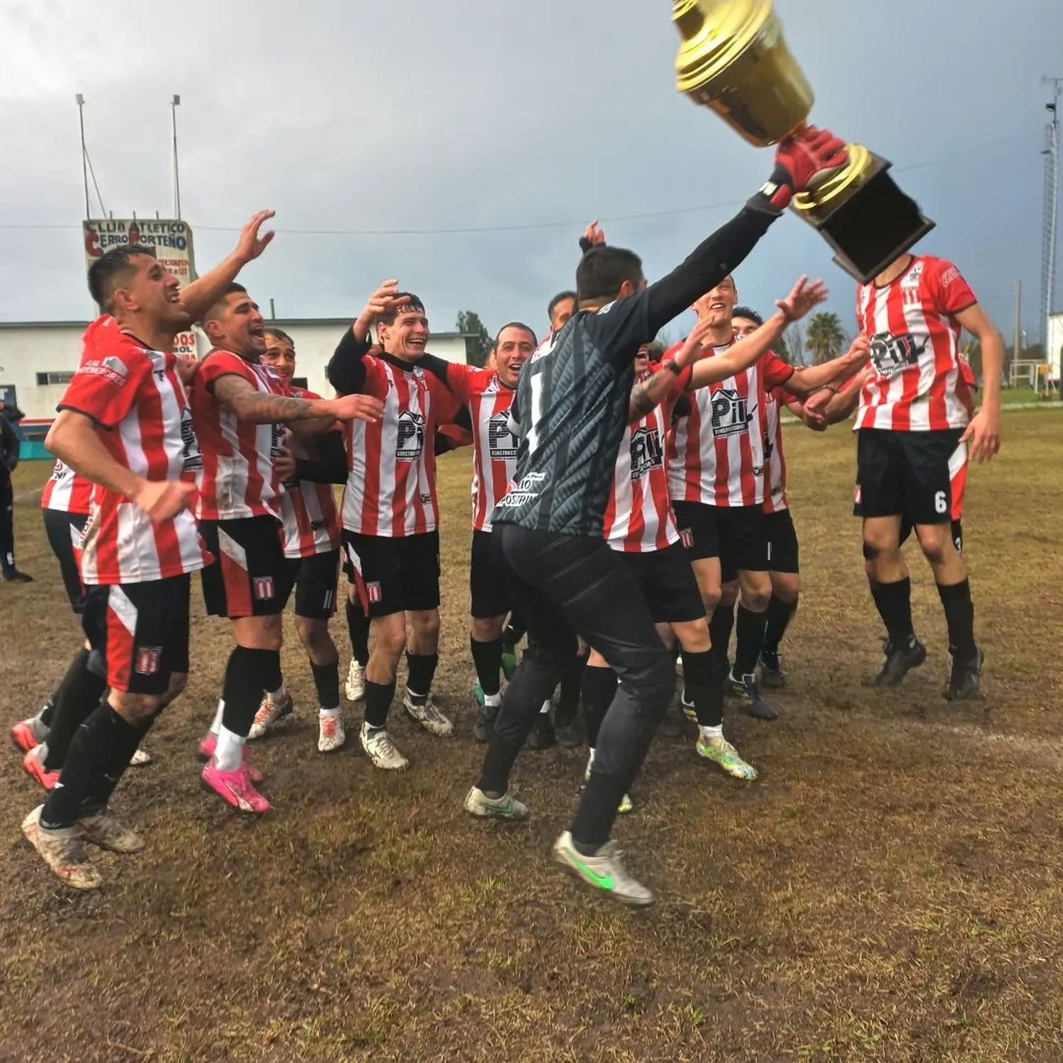 El arquero y capitán Rodrigo Gauna, quien este año regresó al club después de diez temporada, levanta el trofeo de campeón.
