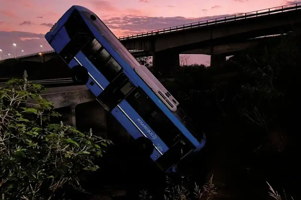 Villa Gobernador Gálvez: un colectivo se salió de la ruta y quedó al borde de caer a un arroyo