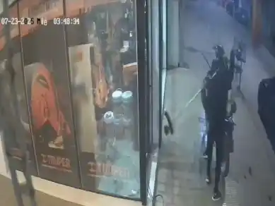 Tras concretar el robo, el implicado huyó junto a un complice en moto.