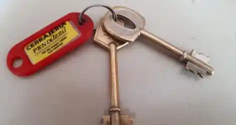 Encontraron un juego de llaves en la vía pública