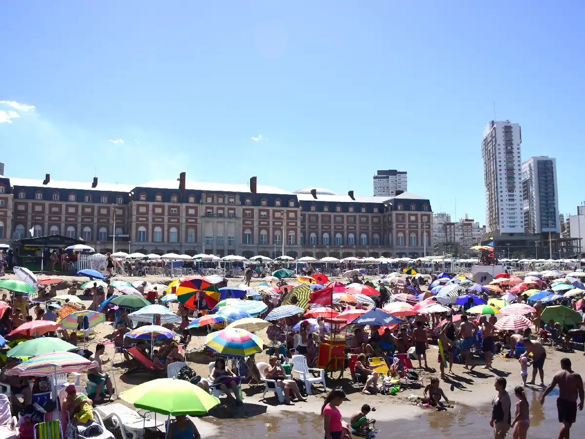 Lanzan programa para financiar en 6 cuotas alquileres de carpas y sombrillas en la Costa Atlántica