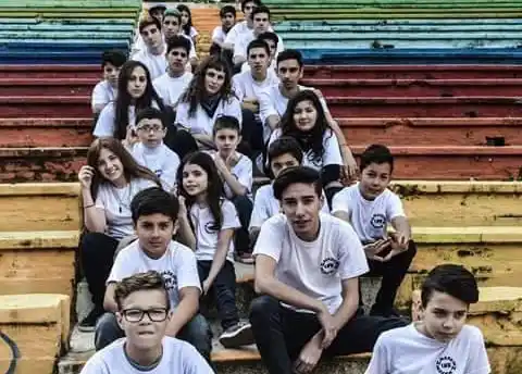 Grupo coreográfico realiza una peña baile de fin de año