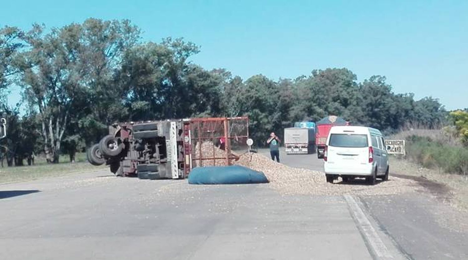 Un camión despistó y volcó su acoplado en plena autovía 14