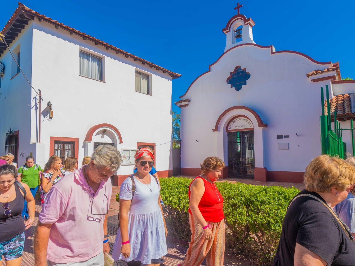 Los templos se recorren en bus y acompañados por guías que relataron la historia de cada uno.