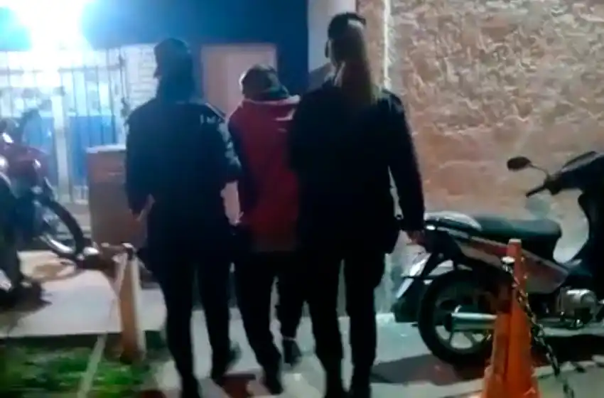 Rompió una ventana para ingresar y agredir a su ex pareja