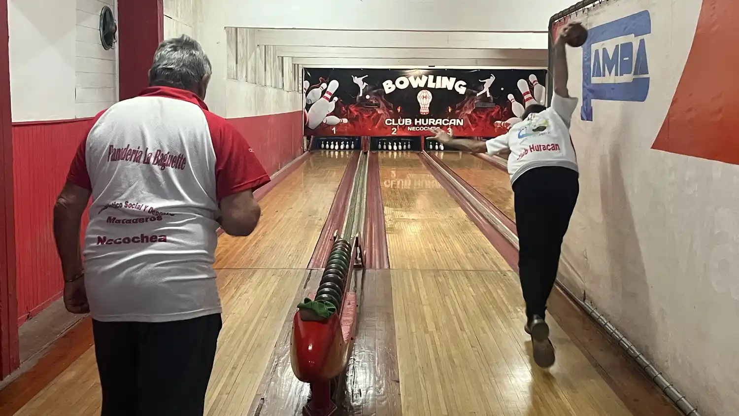 El importante torneo de bowling se desarrolla en el Club Huracán