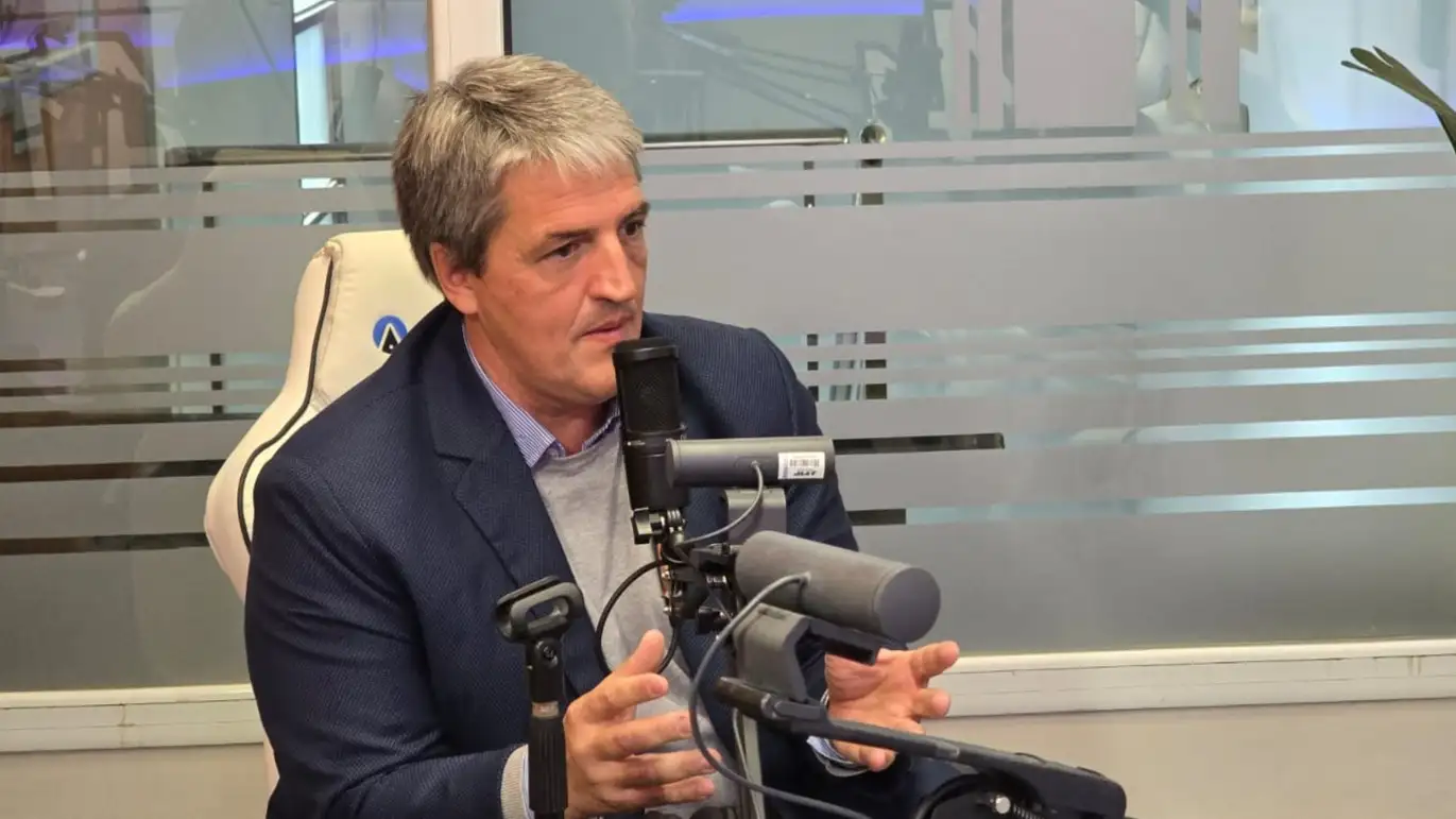 "La democracia no es solo votar, sino también que no sigan siempre los mismos en el sillón", sostuvo el candidato.