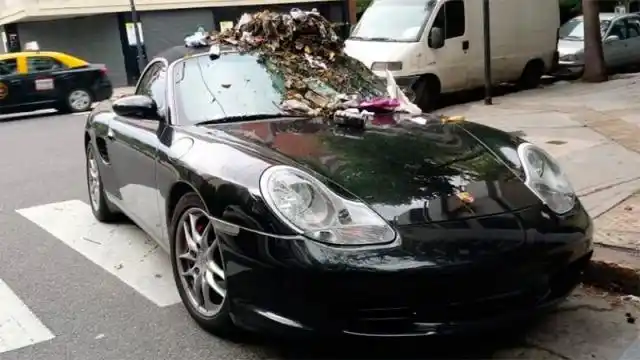 Estacionó su Porsche en la senda peatonal y le dejaron varios "regalitos"