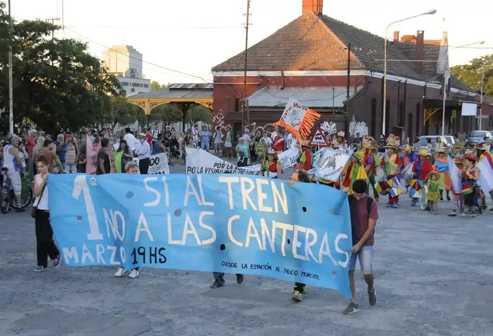 Unas 500 personas se movilizaron  para pedir que vuelva el tren