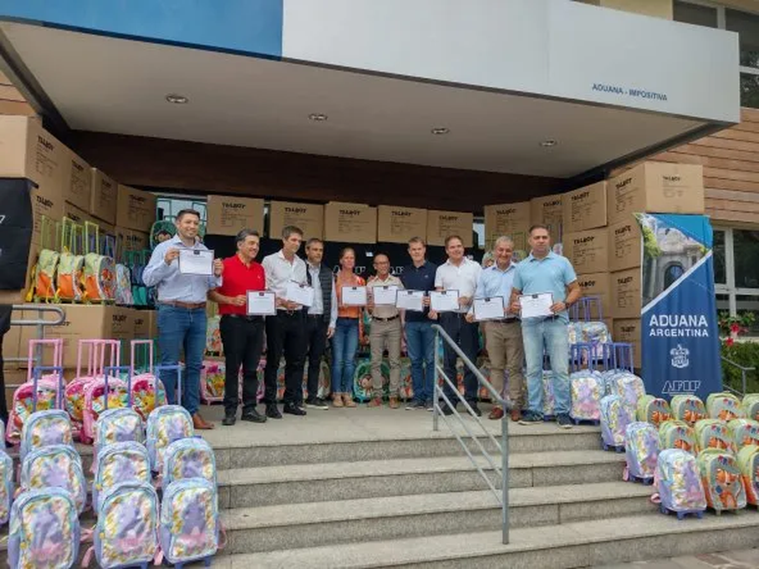 Aduana entregó 3.760 mochilas para alumnos de Entre Ríos