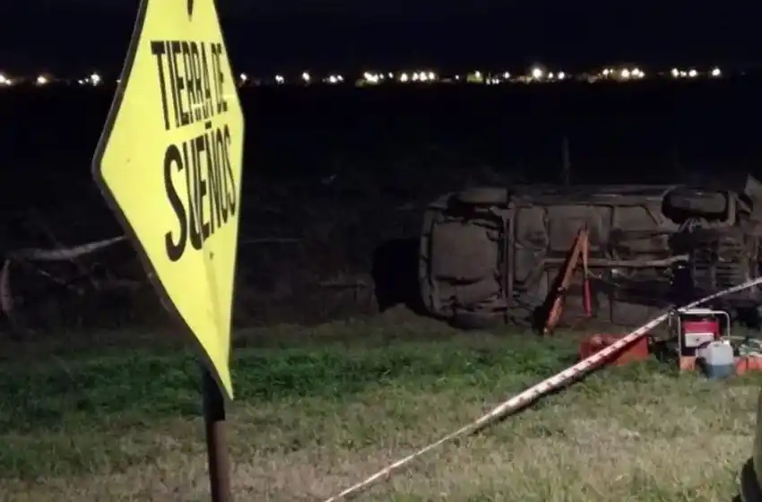 Murió una mujer tras volcar un auto en la A012