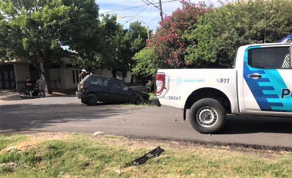 Un auto chocó a un patrullero en Petrona Simonino y Miguel Porta