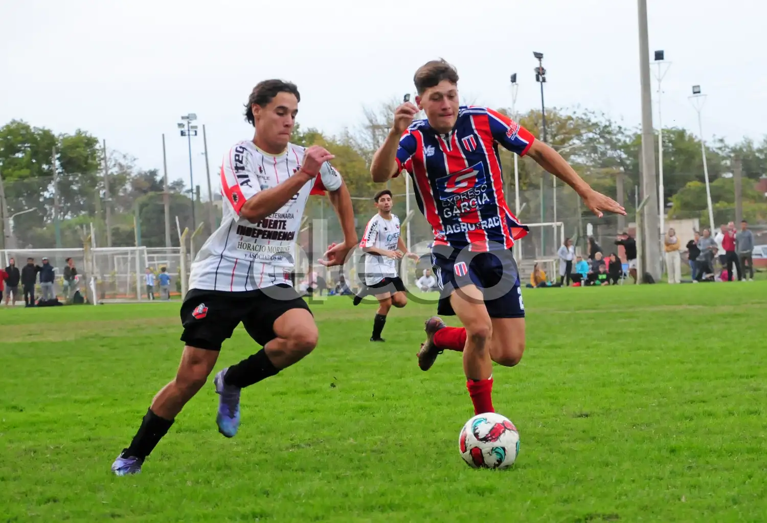 Delgiorgio (Independiente) y Vallejo (Ferro), con todo por la pelota.