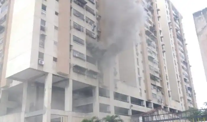¡MARACAY! Bomberos rescatan de las llamas a cuatro niños atrapados en un apartamento