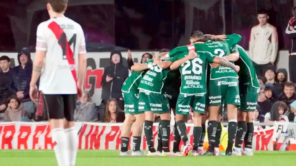 Sarmiento de Junín dio el golpe en el Monumental y los hinchas de River explotaron los silbidos