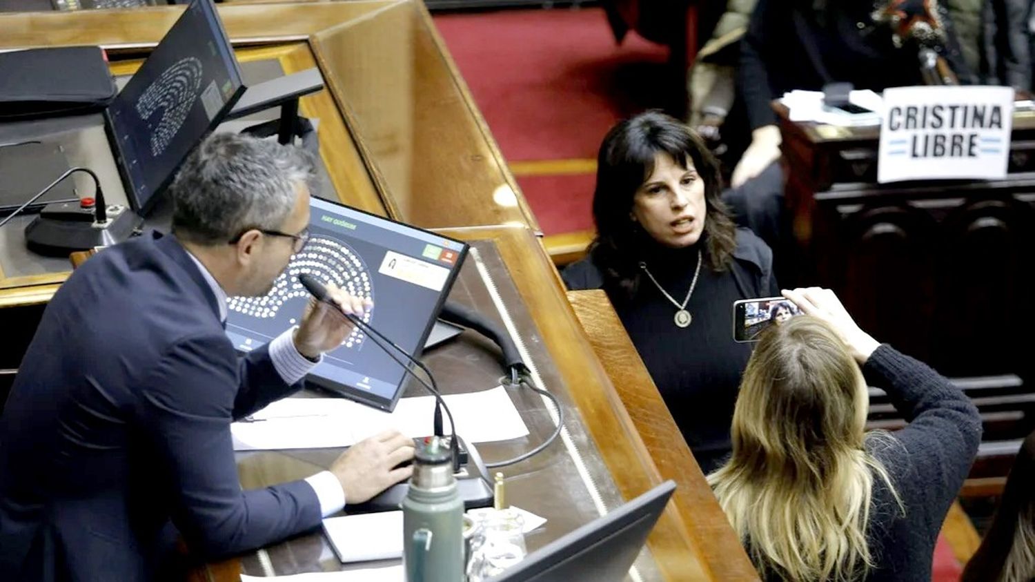 Escándalo y bochorno en Diputados: diputados K fueron a buscar a Espert y la sesión terminó a los empujones