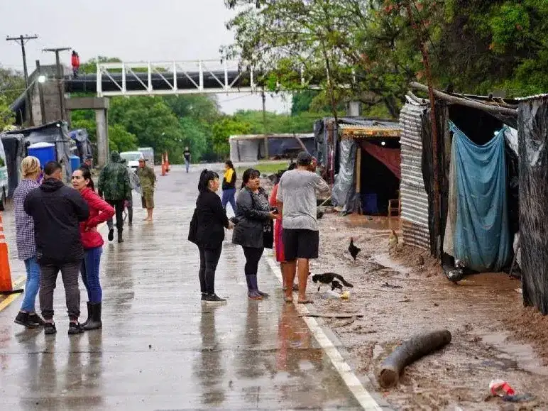 En Chaco, la secretaria de Coordinación de Gabinete provincial, Carolina Meiriño, informó que 913 personas fueron evacuadas y otras 281 debieron abandonar sus viviendas por sus propios medios.