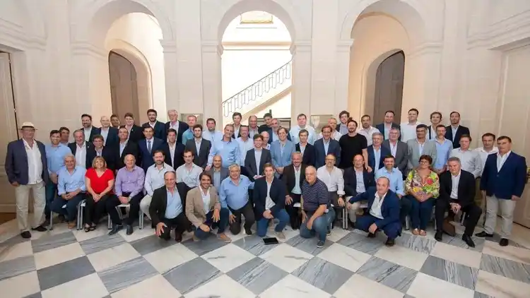 Kicillof con intendentes opositores: Califican encuentro como "positivo" y habrá proyecto de impositiva con cambios