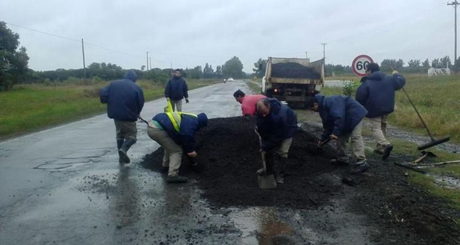 > Mientras esperan la repavimentación, bacheo en la 1001
