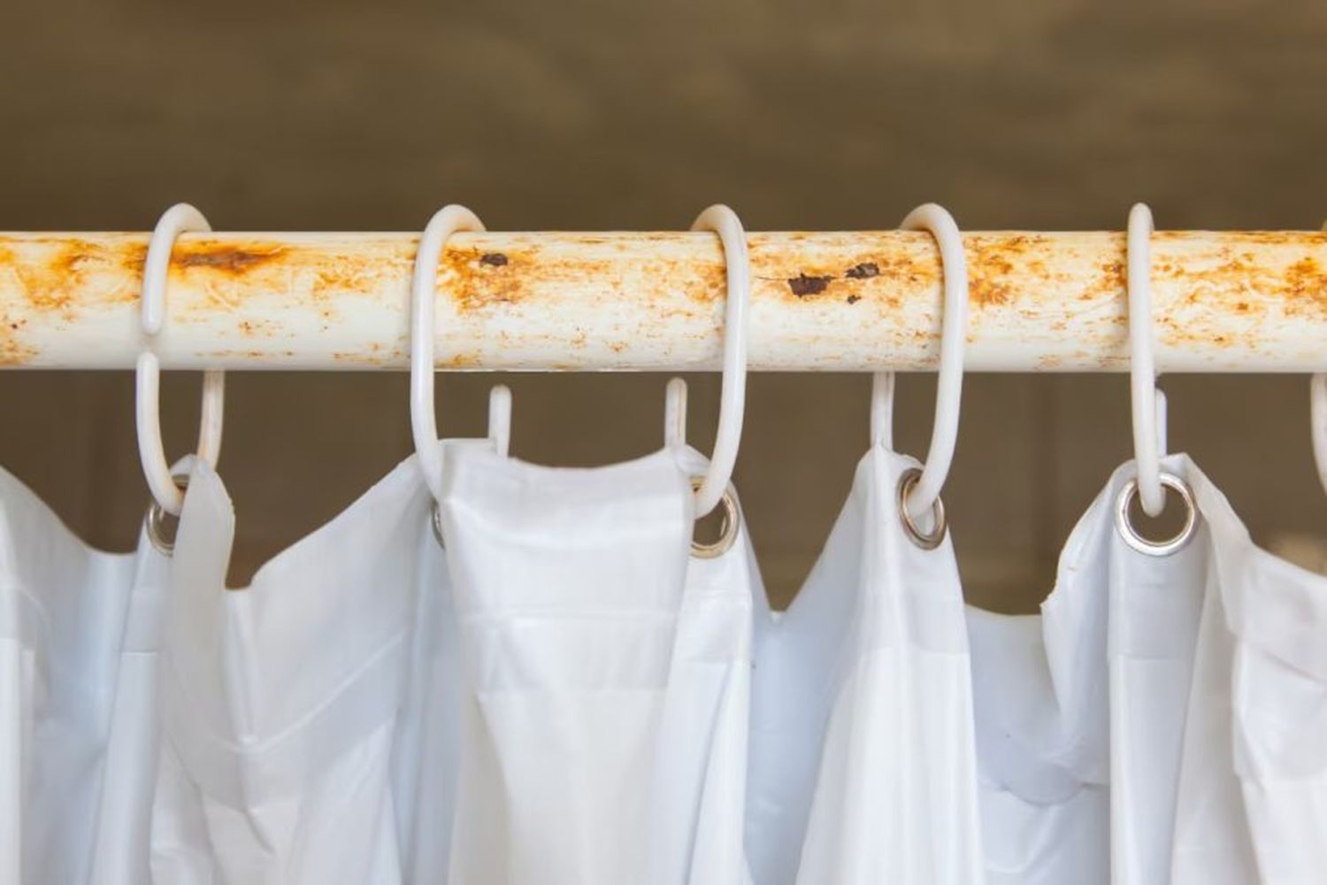 Adiós a las cortinas de baño: la nueva tendencia que es moderna y no se oxida con el agua de la ducha