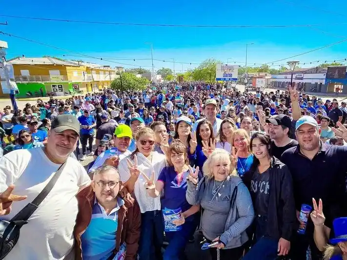 Eber Solís acompañó a
candidatas del FdV de Pirané