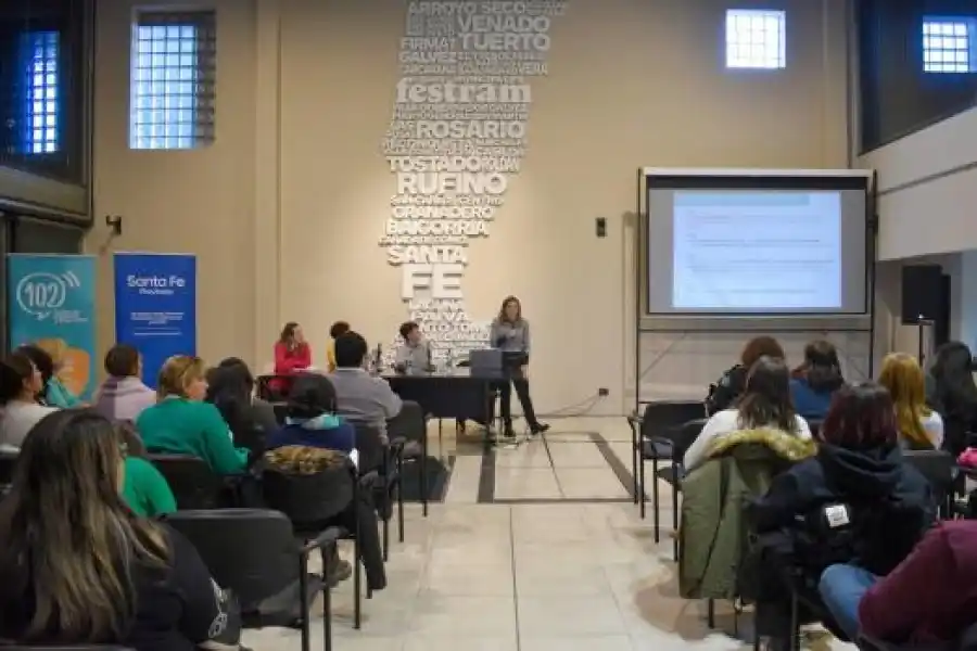 Jornada de capacitación sobre grooming, ciudadanía digital y línea 102, en Santa Fe ciudad 