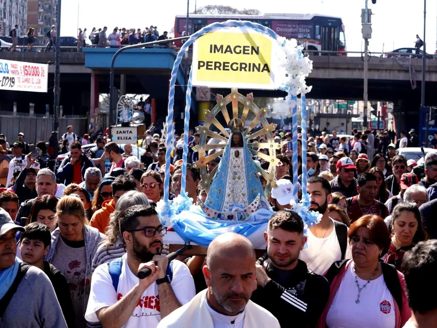 Miles de peregrinos recorren el camino hacia Luján durante la Peregrinación Juvenil.
