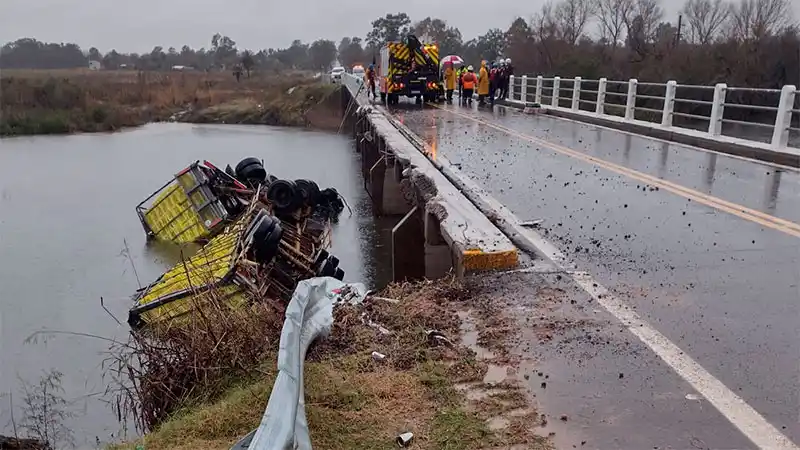 Con una grúa de Gualeguaychú, sacaron el camión que cayó del puente: confirmaron la identidad del fallecido