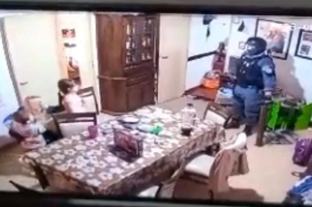 Video: momentos dramáticos vivieron una niñera y dos hermanitos durante un allanamiento por error