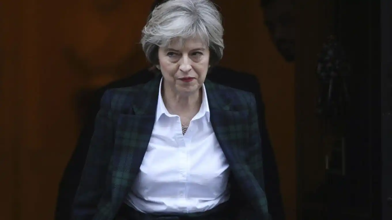 Las encuestas muestran a May como clara favorita