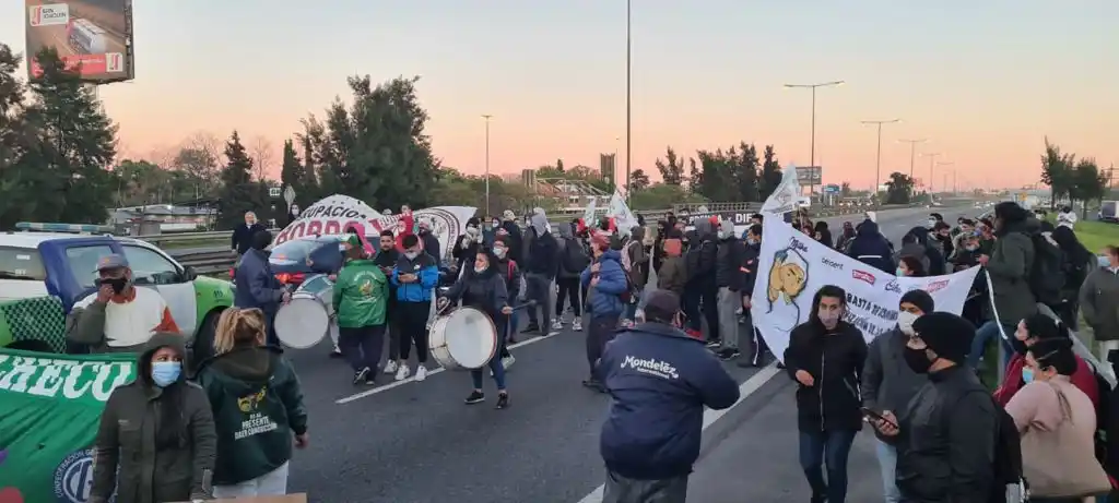Corte y protesta en Panamericana contra los despidos de 300 contratados en la planta Mondelez de Pacheco